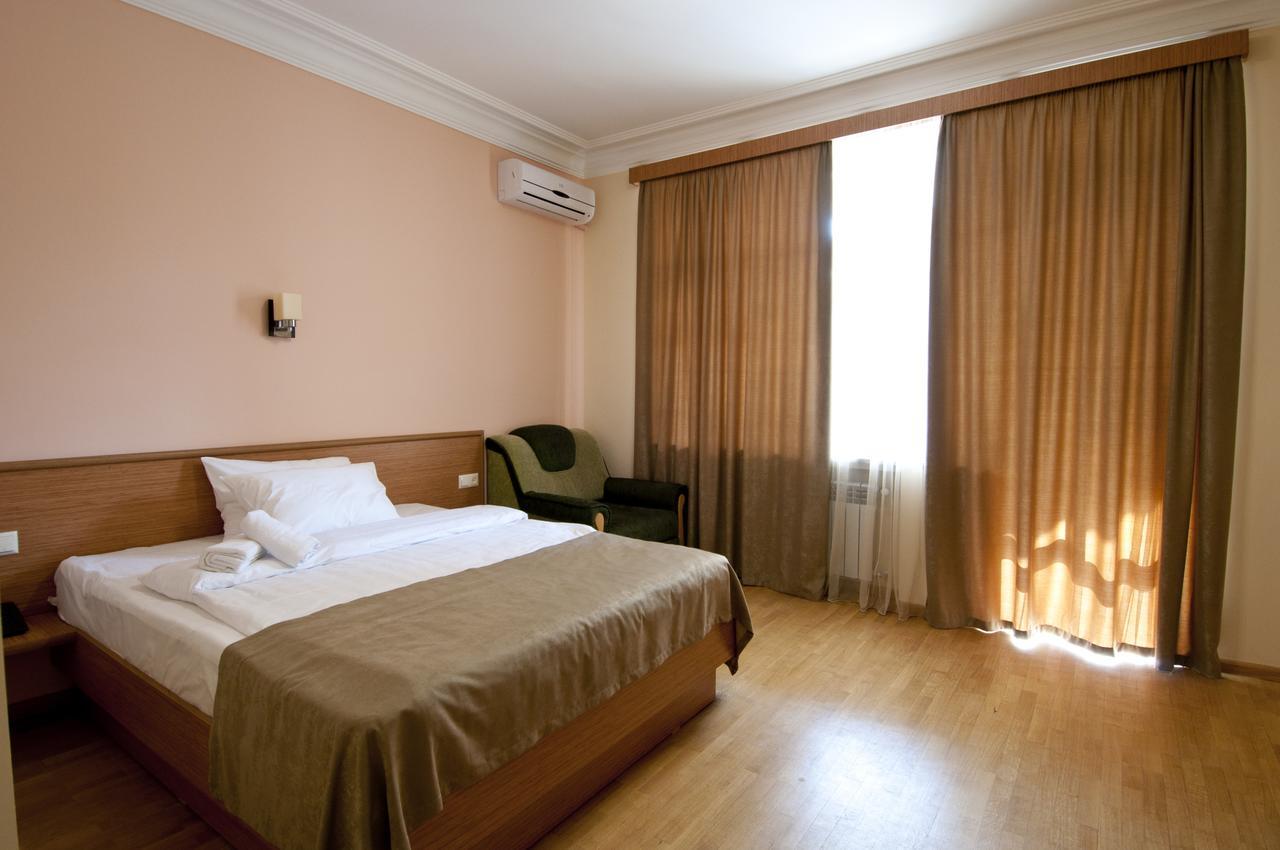 Albert House Hotel And Tours Єреван Екстер'єр фото