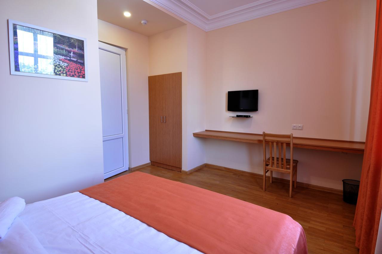 Albert House Hotel And Tours Єреван Екстер'єр фото
