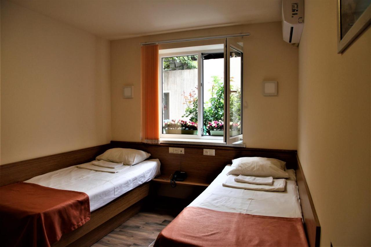 Albert House Hotel And Tours Єреван Екстер'єр фото